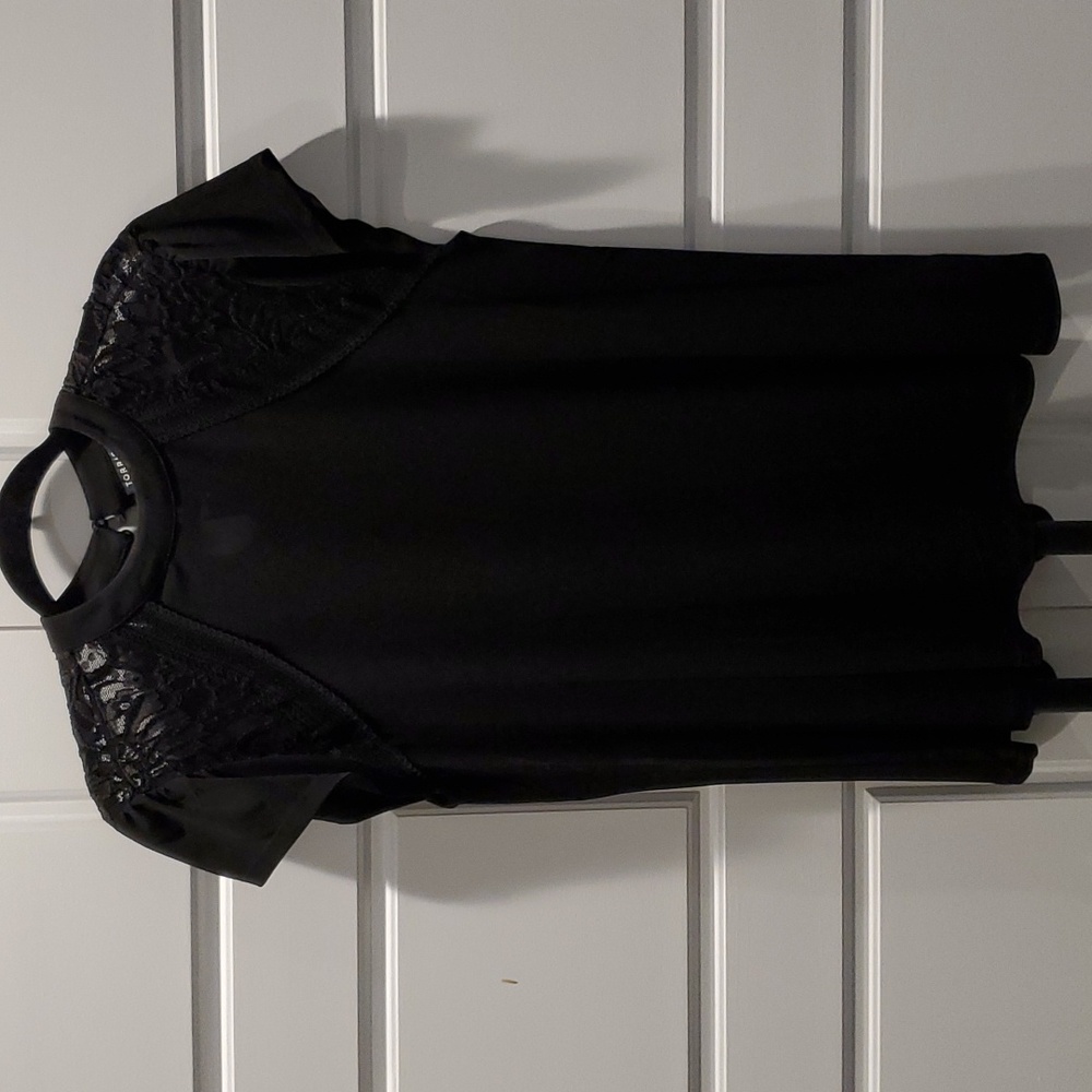 NWT Torrid crepe Lace Mockneck Blouse size 00 M/L 10